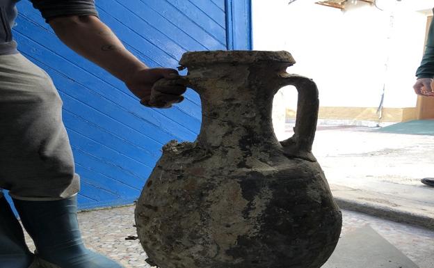 Encuentran una ánfora frente a Los Muertos que podría datar de la época romana