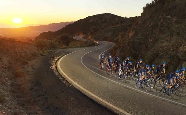 Mojácar vuelve a ser el escenario de entrenamiento de los ciclistas profesionales