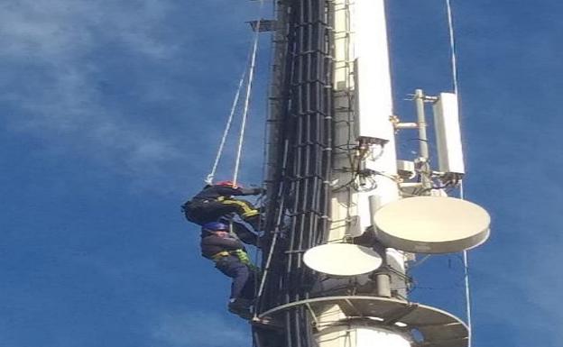 Rescatado un trabajador que quedó atrapado en una torre de 50 metros de altura en Pulpí