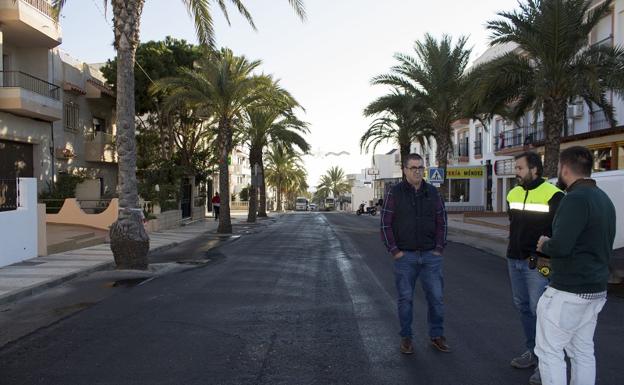 Carboneras repara y mejora la seguridad vial en las avenidas de Almería y del Mar