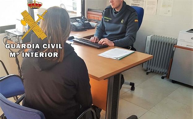 Una vecina de Vera, acusada de domiciliar sus recibos de teléfono y seguros a nombre de un fallecido