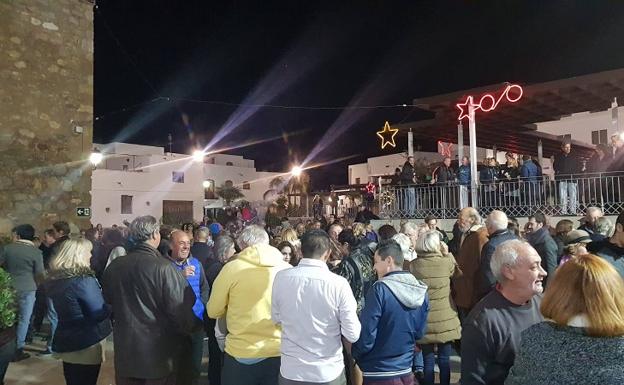 Unas 500 personas celebran la entrada de 2019 en el casco antiguo de Mojácar con uvas y cava