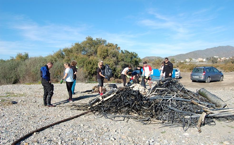 El grupo ecologista Graeca limpia las playas del Levante en Navidad