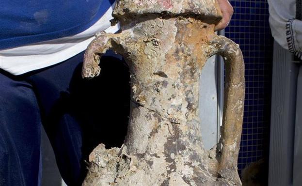 El ánfora hallada por unos pescadores en aguas de Carboneras es de época romana