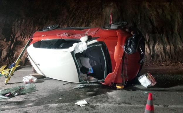 Rescatado un hombre que quedó atrapado en su coche tras una salida de la vía en Mojácar