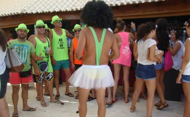 El Ayuntamiento de Mojácar, saturado por las multas a las despedidas de solteros