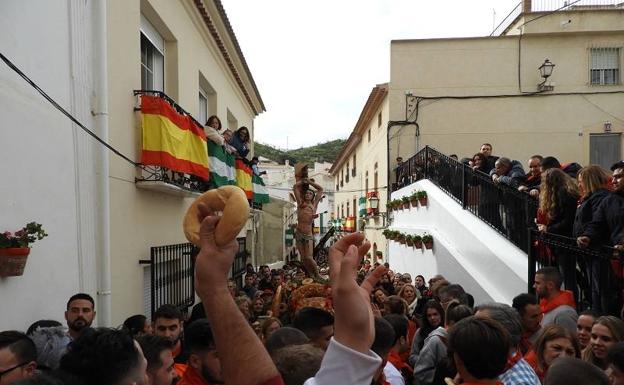Lubrín venera a San Sebastián con una colosal lluvia de pan