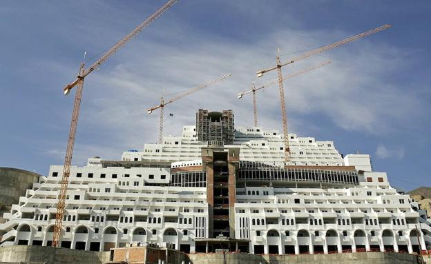 Carboneras insiste al TSJA en que no puede anular la licencia del Algarrobico ni impulsar su demolición