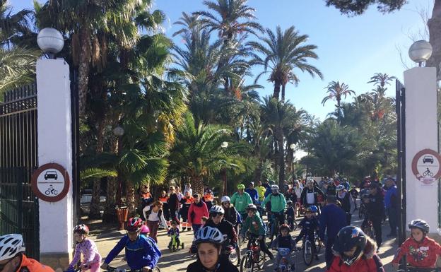 Los jóvenes veratenses realizan una marcha en bicicleta por la paz