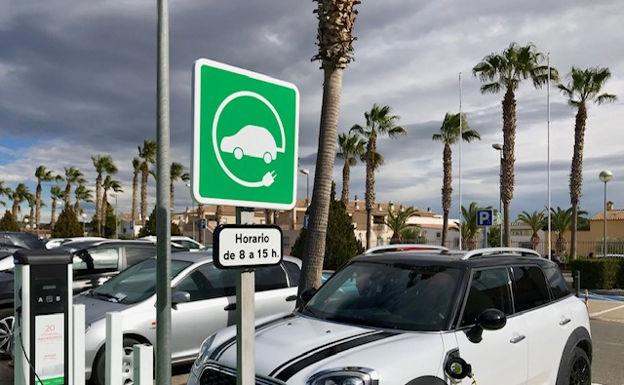 Instalan un punto de recarga para vehículos eléctricos en La Inmaculada