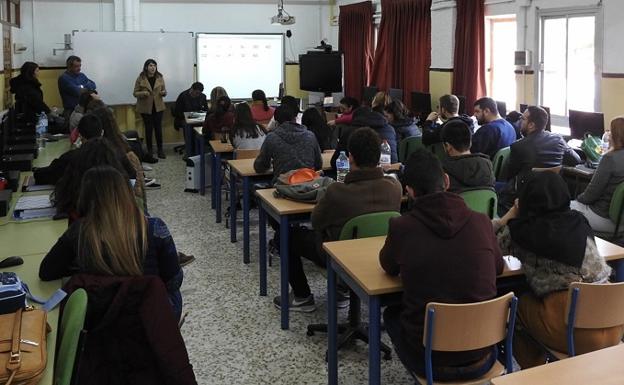Hasta 30 huercalenses podrán acceder a la beca de prácticas en empresas