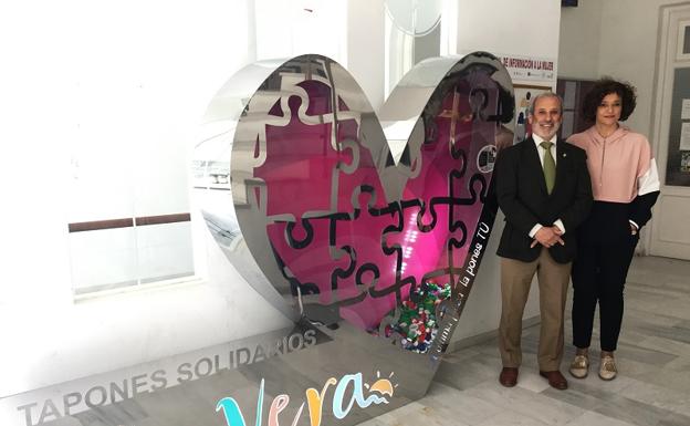 Vera instala un 'corazón solidario' para recoger tapones de plástico