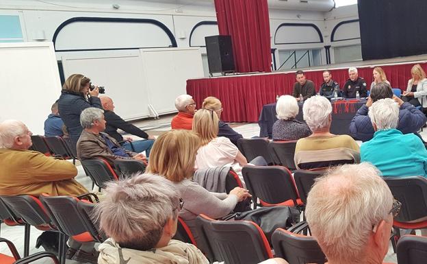 Guardia Civil y Policía Local explican en Mojácar cómo actuar en caso de robo