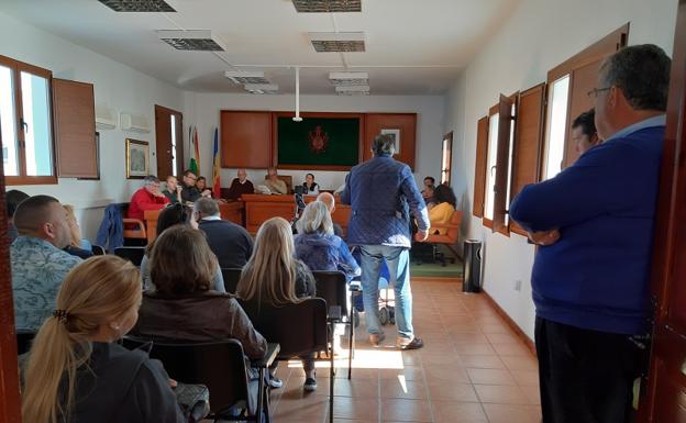 El paseo y los chiringuitos acaparan el último pleno de la legislatura