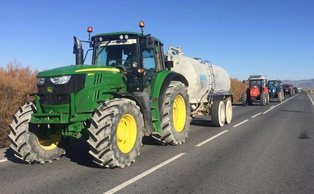 El vuelco de un tractor provoca el corte de la A-332 a la altura de Cuevas del Almanzora