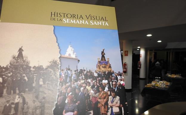 Huércal-Overa presenta un libro que recoge su Semana Santa desde 1890 hasta hoy