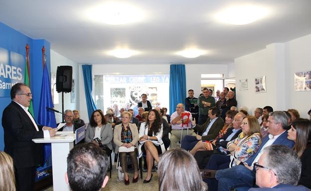 Hernando y Amat arropan a Fernández en la presentación de su candidatura en Garrucha