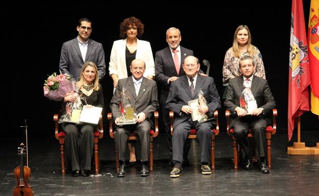 Cuatro escritores veratenses reciben la Pluma de Oro