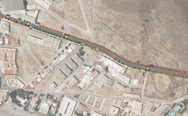 Una glorieta y más aparcamientos, en el acceso norte a Carboneras