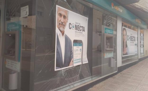 Intentan robar dos cajeros de Cajamar en el centro de Pulpí