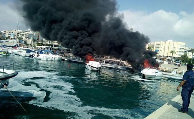 Tres heridos, uno de ellos grave, en el incendio de los tres barcos en Garrucha