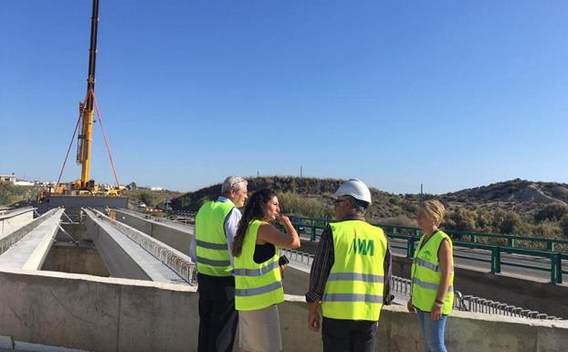 Fomento coloca las vigas del puente del río Antas en la carretera de Vera-Garrucha