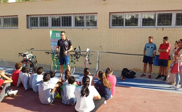 El delegado de la Federación de Triatlón, Germán Rodríguez García, explica a llos niños en qué consiste este deporte/IDEAL