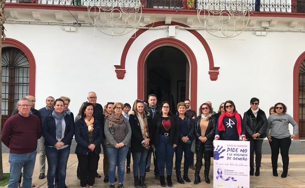 Minuto de silencio en Cuevas por las víctimas de la violencia de género