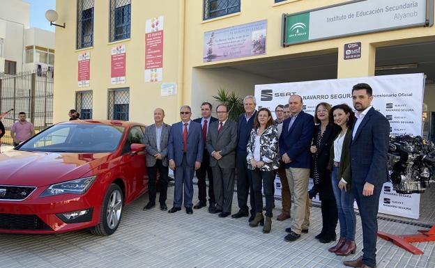 El ciclo de electromecánica del IES Alyanub de Vera recibe un motor y un vehículo de última generación