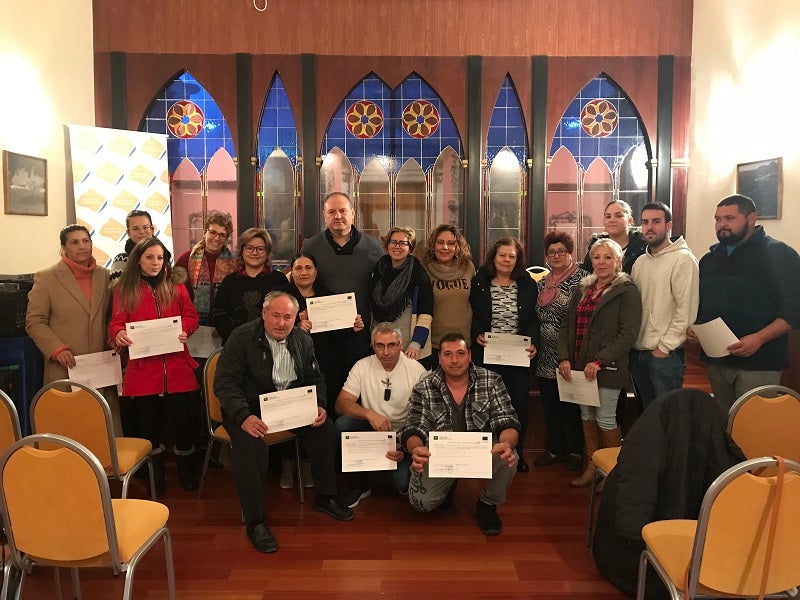 Cuevas entrega sus diplomas a los trabajadores de los planes de empleo