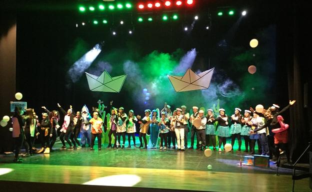 El auditorio de Vera acoge la sexta edición del proyecto intergeneracional 'Mirando Atrás'