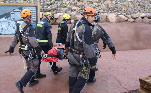 Bomberos del Levante hacen prácticas de rescate en la Geoda de Pulpí