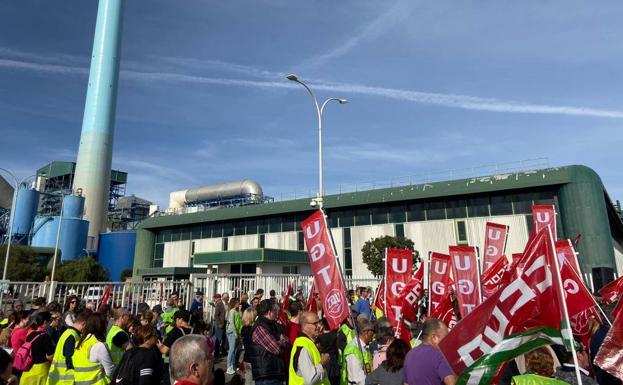Carboneras se echa a la calle ante el cierre próximo de la Térmica
