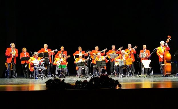 El Auditorio Ciudad de Vera acoge el concierto solidario de la 'Rondalla Sol y Luna' veratense