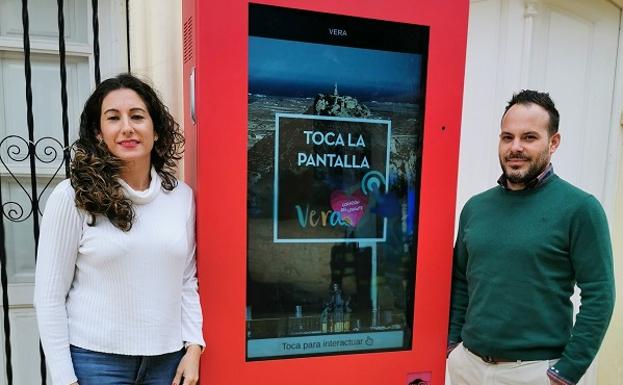 Vera moderniza su señalización comercial y turística mediante la instalación de tótems digitales