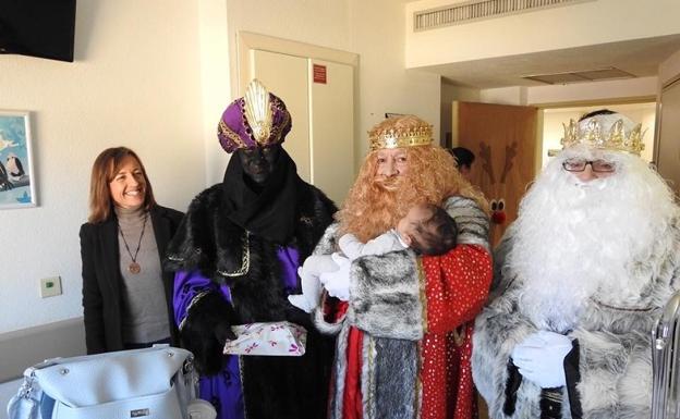 Los Reyes Magos visitan a los niños en el Hospital la Inmaculada de Huércal-Overa
