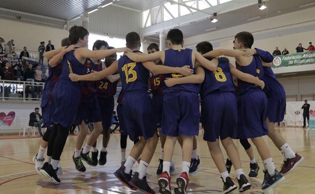 El FC Barcelona Lassa celebra la victoria en el III Torneo de Baloncesto U13 de Vera. /IDEAL