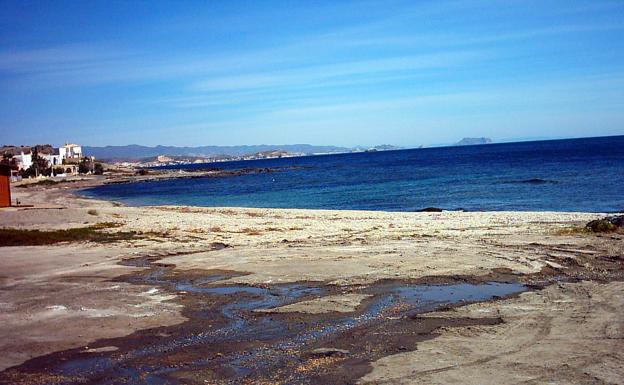 El cadáver hallado en playa Almería procedía de una patera, según Guardia Civil
