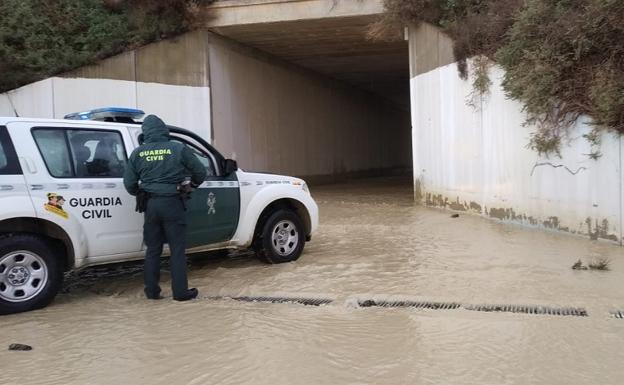 Los Bomberos del Levante rescatan a dos personas atrapadas en sus vehículos en Los Gallardos