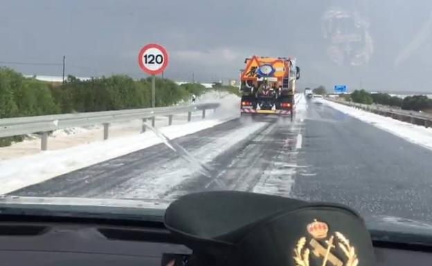 Lo nunca visto: una quitanieves entre Níjar y Los Gallardos