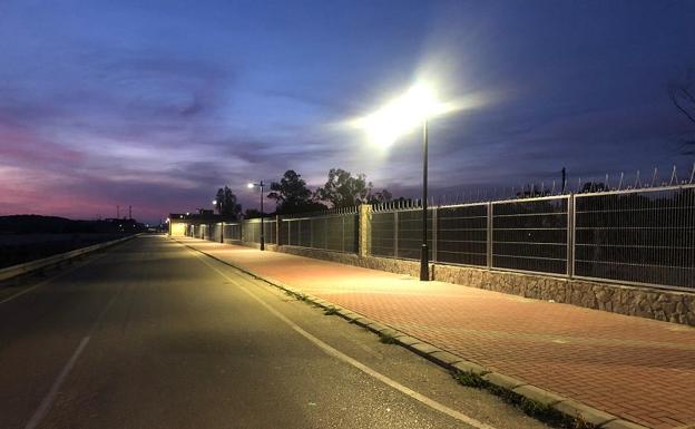Cuevas mejora el acerado y alumbrado de la carretera que va hacia el pantano