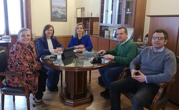 La alcaldesa de Huércal-Overa se reúne con la delegada del Gobierno de la Junta