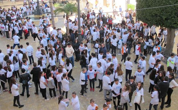 Vera conmemora el Día Escolar de la Paz y la No Violencia con con un encuentro en la Plaza Mayor