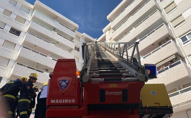 Bomberos del Levante realiza prácticas de intervenciones en las alturas de algunos edificios de Garrucha