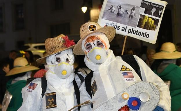 'Adiós al plutonio', primer premio del primer día de máscaras tradicionales en Cuevas