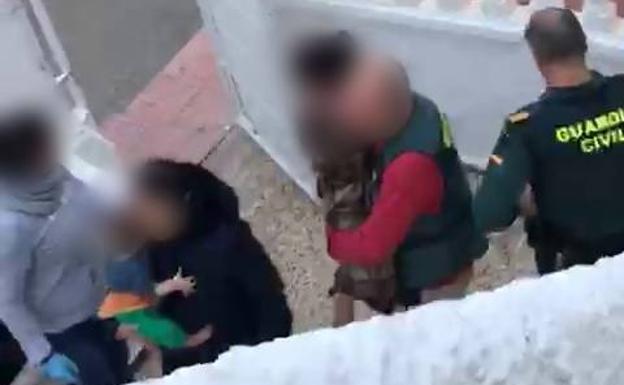 La alarma vecinal permite detener en Vera a dos personas por tráfico de drogas y robos