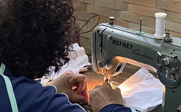 El Levante almeriense se une para confeccionar mascarillas
