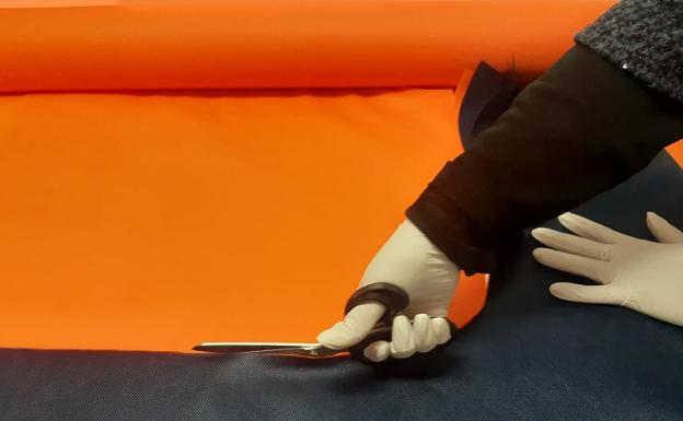 El Ayuntamiento huercalense canaliza una red de voluntarias para la confección de batas impermeables y mascarillas