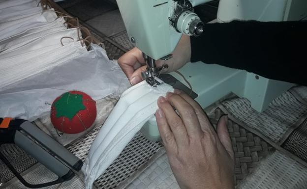 Vecinas de Mojácar se suman a la confección de mascarillas