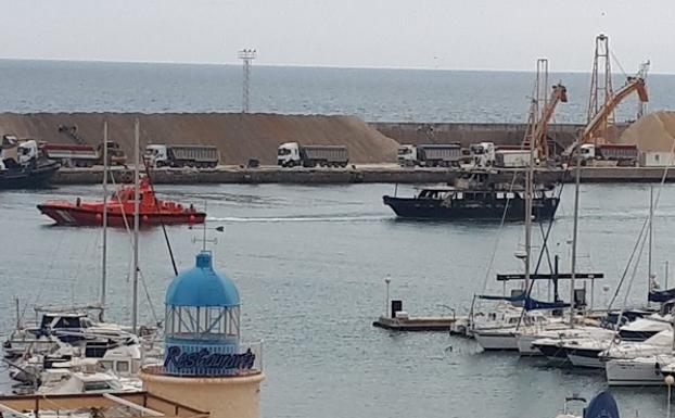 Arde un barco en Garrucha